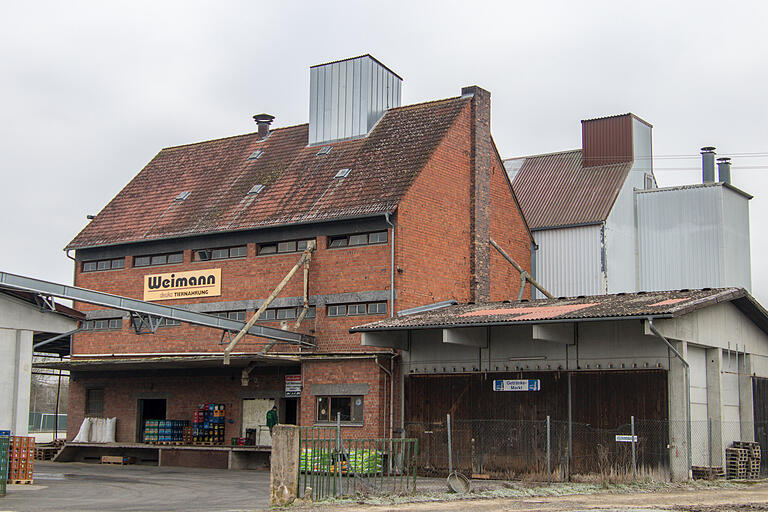 Bisher liefern die Karsbacher Landwirte das Getreide beim Lagerhaus der Firma Weimann in Heßdorf an. Nach der Realisierung des neuen Agrarstandortes im Industriegebiet wird wohl die Anahmestelle dorthin verlegt. Bisher liefern die Karsbacher Landwirte das Getreide beim Lagerhaus der Firma Weimann in Heßdorf an. Nach der Realisierung des neuen Agrarstandortes im Industriegebiet wird wohl die Anahmestelle dorthin verlegt.