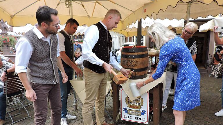 Der 'Herzog der Starke' ist angezapft: Beim Anstich dabei waren (von links): Sven Gottschalk vom Gasthaus Schönbrunnen, Benedikt Drescher (Brauerei Max Bender), Lohrs zweiter Bürgermeister Dirk Rieb, Brauereichefin Susan Schubert und Schönbrunnen-Wirtin Margitta Gottschalk. Der 'Herzog der Starke' ist angezapft: Beim Anstich dabei waren (von links): Sven Gottschalk vom Gasthaus Schönbrunnen, Benedikt Drescher (Brauerei Max Bender), Lohrs zweiter Bürgermeister Dirk Rieb, Brauereichefin Susan Schubert und Schönbrunnen-Wirtin Margitta Gottschalk.