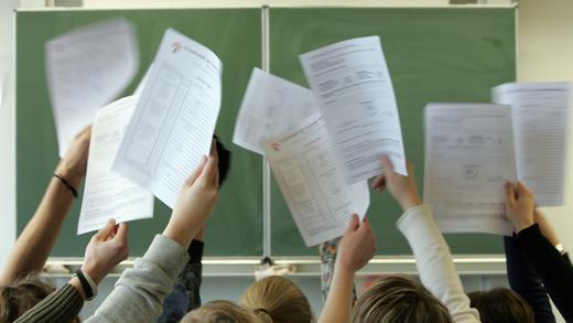 Zeugnisse       -  Der Ferienbeginn könnte so schön sein, wären da nicht die Zeugnisse. Besonders wenn die schlechten Noten überwiegen, kommt es zu Ärger bei den Eltern und oft zu Panik bei den Kindern. Wir verraten Ihnen, wie Sie richtig reagieren: