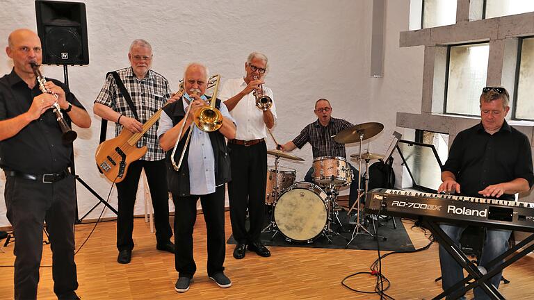 Für das s Gruppenfoto kurz zusammen gerückt, die Musiker der Main City Stompers mit (von links): Matthias 'Clarino' Ernst (Klarinette, Saxophon), Paul Schmand (E-Bass-Gitarre und Gesang), Wolfgang Görner (Posaune), Werner Becker (Trompete), Raimund Beck (Schlagzeug) und Ralf Meyer-Natus (Piano). Für das s Gruppenfoto kurz zusammen gerückt, die Musiker der Main City Stompers mit (von links): Matthias 'Clarino' Ernst (Klarinette, Saxophon), Paul Schmand (E-Bass-Gitarre und Gesang), Wolfgang Görner (Posaune), Werner Becker (Trompete), Raimund Beck (Schlagzeug) und Ralf Meyer-Natus (Piano).