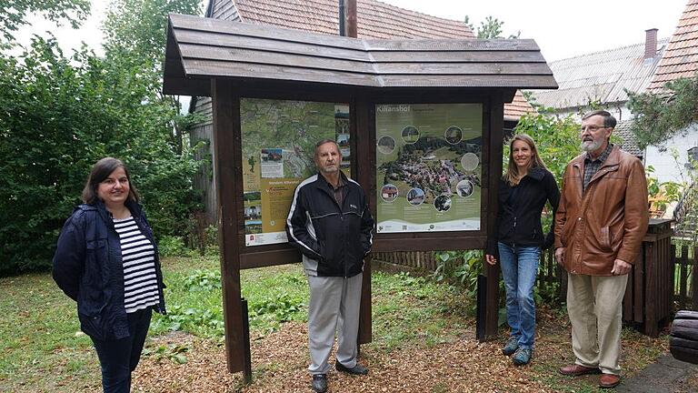 Kilianshof Dorftafel Die neue Dorftafeln für Kilianshof sind fertig gestellt und am Dorfplatz angebracht. Das Bild zeigt von links: Bürgermeisterin Sonja Reubelt, Günter Metz sowie Kathi Cavallo und Alfons Holzheimer. Foto: Marion Eckert       -  Kilianshof Dorftafel Die neue Dorftafeln für Kilianshof sind fertig gestellt und am Dorfplatz angebracht. Das Bild zeigt von links: Bürgermeisterin Sonja Reubelt, Günter Metz sowie Kathi Cavallo und Alfons Holzheimer. Foto: Marion Eckert