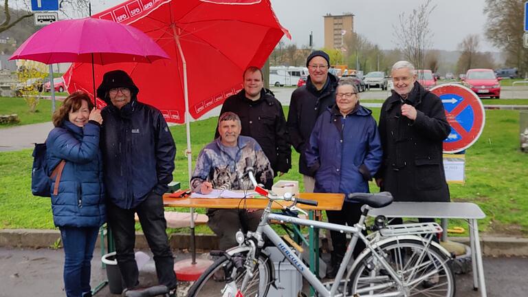 Beim Fahrradbasar (von links): Ortsvorsitzende Ingrid Stryjski, Cord Tappe, Alfred Gehring, Ortsvorsitzender Thorsten Reppert, Achim Bolender, Rita Motschiedler und Toni Gernert. Beim Fahrradbasar (von links): Ortsvorsitzende Ingrid Stryjski, Cord Tappe, Alfred Gehring, Ortsvorsitzender Thorsten Reppert, Achim Bolender, Rita Motschiedler und Toni Gernert.