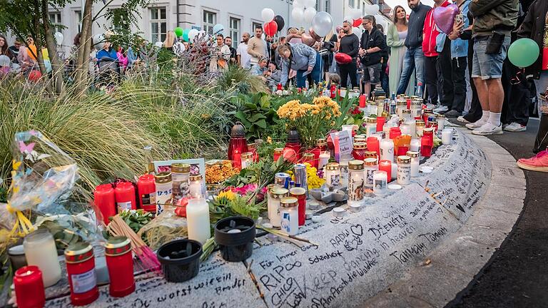 Am 17. September tötete ein 22-Jähriger den Würzburger Alex R.. Der Kreisel vor der Kirche Stift Haug wurde zum Ort des Gedenkens.&nbsp;