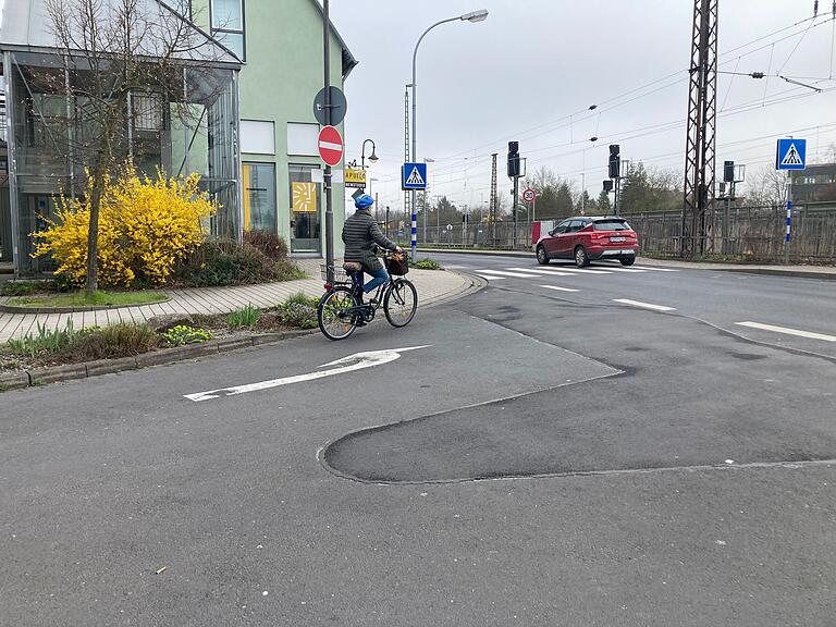 An der Einmündung der Alten Bahnhofstraße in die Ringstraße ist das Pflaster beseitigt. Dort wird künftig das Radfahren in die Gegenrichtung erlaubt.