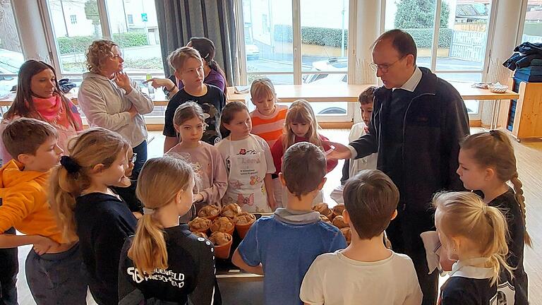 Vor der offiziellen Ernennung zum Weihbischof hat Pfarrer Reder mit den Kommunionkindern in aller Seelenruhe noch Brot gebacken.&nbsp;