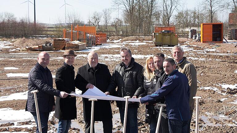 Auf dem künftigen Betriebsgelände in der Albert-Einstein-Straße in Gerolzhofen erfolgte der Spatenstich für den neuen Stammsitz der Firmengruppe Kanal-Türpe. Im Bild (von links): Bernd Riedlmeier (Newo-Bau), Gerolzhofens Bürgermeister Thorsten Wozniak, Betriebsgründer Arndt Türpe, die Geschäftsführer Uwe und Doris Türpe sowie Juniorchef Stephan Türpe-Markert, Roland Dusold (Bauleiter Firma Newo-Bau) und Architekt Jörg Thinius.