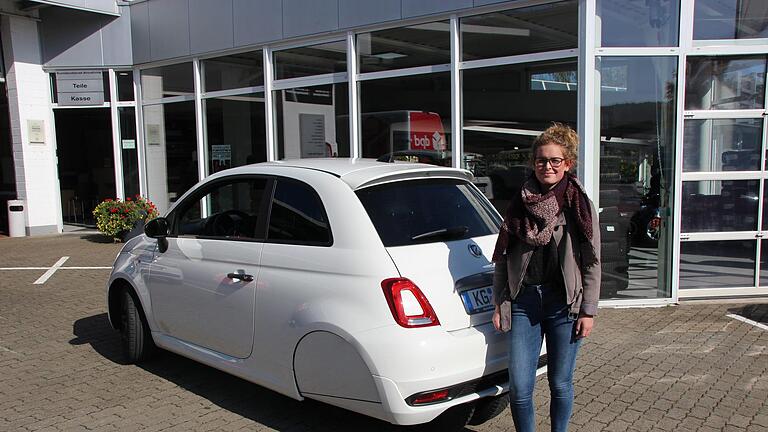 Marina Kiesel und ihr zum Ellenator umgebauter Fiat 500. Anna Wentrock       -  Marina Kiesel und ihr zum Ellenator umgebauter Fiat 500. Anna Wentrock