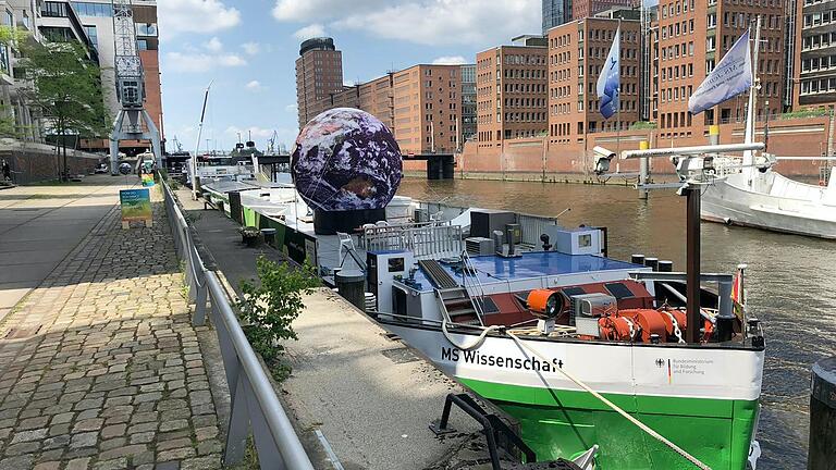 Die 'MS Wissenschaft', hier noch im Hamburger Hafen,&nbsp; macht vom 18. bis 21. September in Schweinfurt an der Mainlände Station.