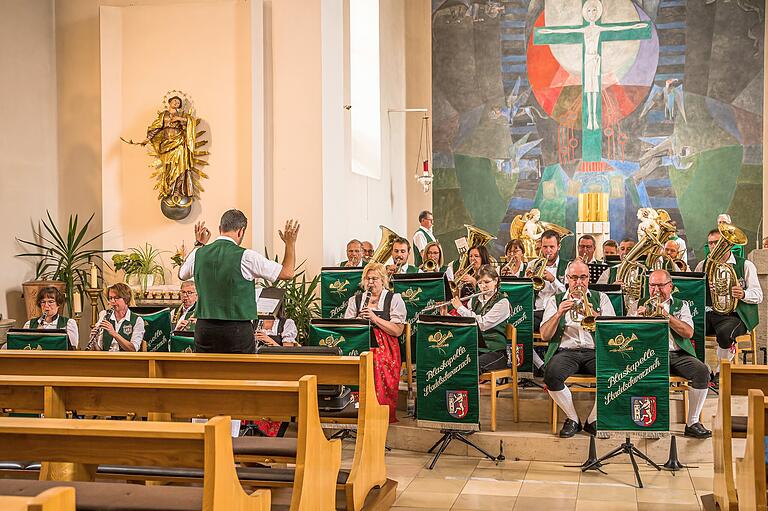 Die Blaskapelle Stadelschwarzach war dank zahlreicher ehemaliger Musikerinnen und Musiker in ihren Reihen ein stattlicher Klangkörper bei Sonntagsgottesdienst.