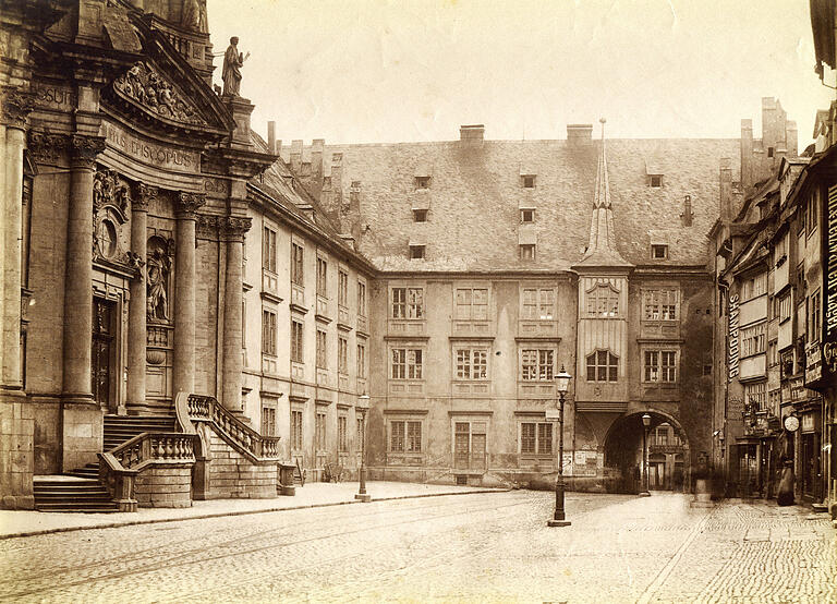 Der Kürschnerhof 1891 mit dem Neumünster und dem Alten Landgericht. In die Domstraße führte ein Durchgang, den auch die Pferdebahn benutzte.