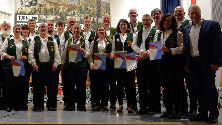 Gruppenbild mit Präsident (von links): NBMB-Präsident Manfred Ländner, Martin Deiser, Martina Schmidt (stellvertretende NBMB-Kreisvorsitzende), Udo Straub, Michael Schmitt, Heiko Rügamer, Helmut Flach, Peter Heeg, Sabrina Benkert, Anette Roth, Detlev Martin, August Benkert, Jürgen Kümmet, Dominik Pearson, Siegfried Kößler, Matthias Roth, Andreas Hagen, Elke Jörg, Klaus Körber, Petra Schlör, Thomas Stark, Alexander Hehrlein, Andreas Kößler, Sabina Düchs, Frank Kümmet und Armin Steinmetz.