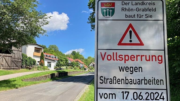 Die Asphaltdeckensanierung ist der Grund dafür, dass die Straße zwischen Hollstadt und Junkershausen rund einen Monat für den Verkehr gesperrt wird.