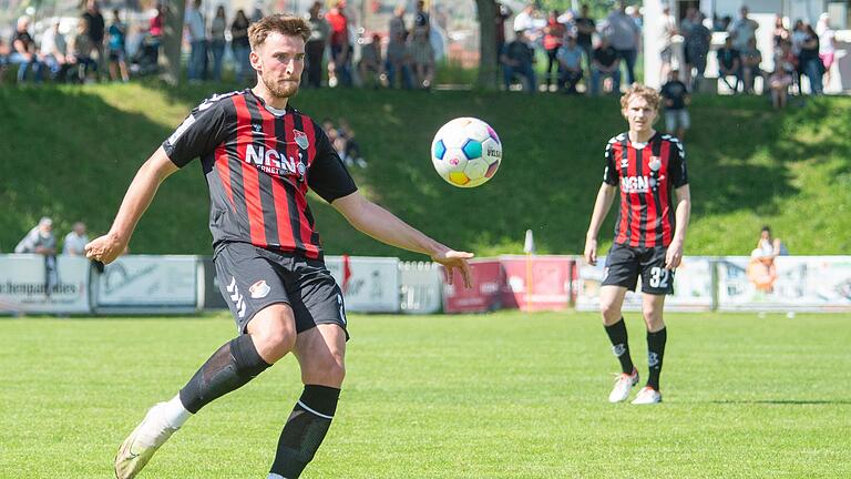 Abwehrchef Tim Hüttl hatte kürzlich seinen Vertrag verlängert und hat am Montag mit dem Mannschaftstraining beim TSV Aubstadt begonnen.