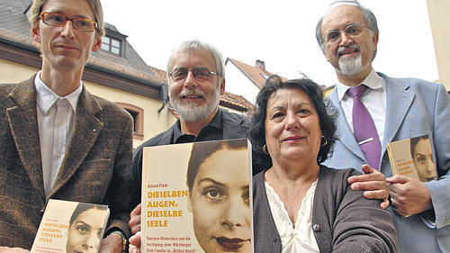 Stadtarchiv-Chef Ulrich Wagner (rechts) hält Roland Flades (zweiter von links) Buch für ein &bdquo;Dokument, das bleiben wird&ldquo;. Rita Prigmore, Tochter von Theresia Winterstein, hofft, &bdquo;dass die Sinti jetzt in Würzburg als Menschen anerkannt werden&ldquo;. Adolf Wolz (links) ist Chef des Verlages Ferdinand Schöningh.