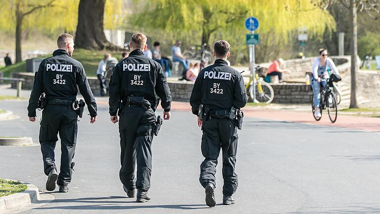 Herrliches Frühlingswetter, aber Bewegung an der frischen Luft ist nur allein oder zusammen mit Familienmitgliedern aus dem Hausstand erlaubt. Die Polizei kontrollierte wie hier am Mainufer bei Randersacker. Herrliches Frühlingswetter, aber Bewegung an der frischen Luft ist nur allein oder zusammen mit Familienmitgliedern aus dem Hausstand erlaubt. Die Polizei kontrollierte wie hier am Mainufer bei Randersacker.