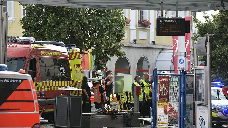 Rettungskräfte am Freitagnachmittag im Einsatz am Würzburger Barbarossaplatz.