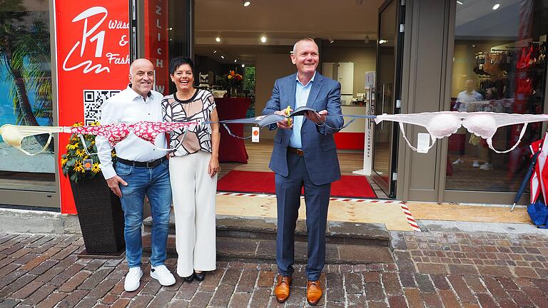 Viel zu lachen gab es bei der Eröffnung des Modegeschäfts von Ansgar und Petra Streitenberger (von links) am neuen Standort in der Obertorstraße in Marktheidenfeld. Bürgermeister Thomas Stamm musste kein rotes Band, sondern eine BH-Kette auseinanderschneiden.