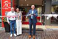 Viel zu lachen gab es bei der Eröffnung des Modegeschäfts von Ansgar und Petra Streitenberger (von links) am neuen Standort in der Obertorstraße in Marktheidenfeld. Bürgermeister Thomas Stamm musste kein rotes Band, sondern eine BH-Kette auseinanderschneiden.