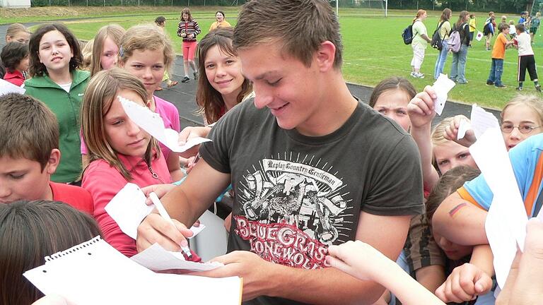 Als U-18-Nationalspieler war Tom Schütz vor über 15 Jahren schon ein gefragter Autogramm-Geber. Als U-18-Nationalspieler war Tom Schütz vor über 15 Jahren schon ein gefragter Autogramm-Geber.