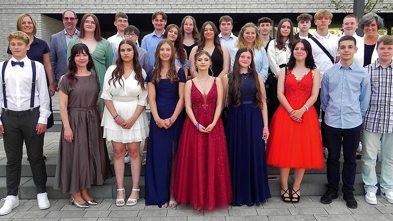 Die erfolgreichen Absolventen der Edmund-Grom-Mittelschule in Hohenroth. Rechts hinten Rektorin Susanne Kolb, links hinten Konrektorin Silke Hehn, daneben Bürgermeister Holger Schmitt, vorne, Zweite von links, Carla Metz.