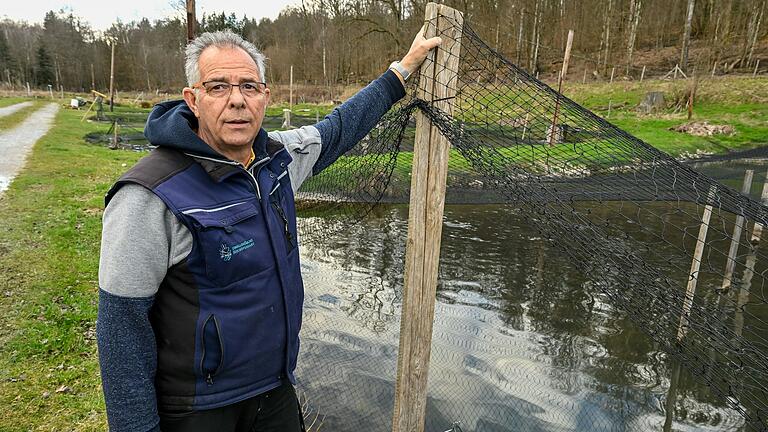 Forellenzüchter Peter Grimm steht nach dem Unfall an seinen Teichen in der Anlage Lindenfurt.