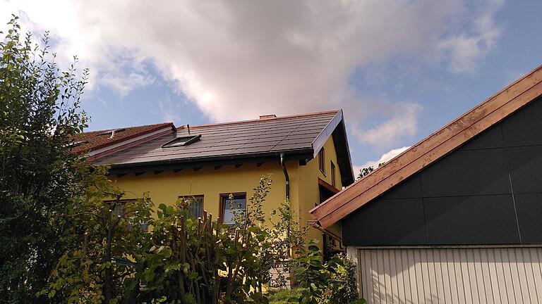 Auch optisch ein Hingucker: Die alten Betonziegel des Daches wurden durch eine integrierte Solaranlage ersetzt.