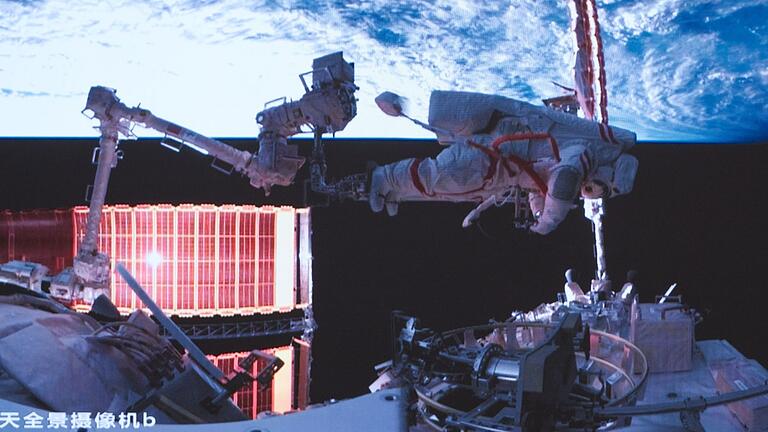 Chinesische Astronauten brechen Rekord       -  So lange war noch kein Außeneinsatz zuvor: Neun Stunden verbrachten zwei chinesische Astronauten außerhalb ihrer Raumstation.