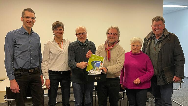 Die Projektgruppe für das Klimaschutzkonzept hat eine knappe Mehrheit im Stadtrat für einen Antrag auf Einstellung eines Klimaschutzmanagers gesammelt. Nun erläuterte die Gruppe ihre Forderungen: Das Klimaschutzkonzept soll nicht in einer Schublade verschwinden. Von links: Benedikt Kaufmann, Andrea Naujoks, Wolfgang Tröster, Norbert Scholz und Gisela Kleinwechter sowie Harald Schneider. Die Projektgruppe für das Klimaschutzkonzept hat eine knappe Mehrheit im Stadtrat für einen Antrag auf Einstellung eines Klimaschutzmanagers gesammelt. Nun erläuterte die Gruppe ihre Forderungen: Das Klimaschutzkonzept soll nicht in einer Schublade verschwinden. Von links: Benedikt Kaufmann, Andrea Naujoks, Wolfgang Tröster, Norbert Scholz und Gisela Kleinwechter sowie Harald Schneider.