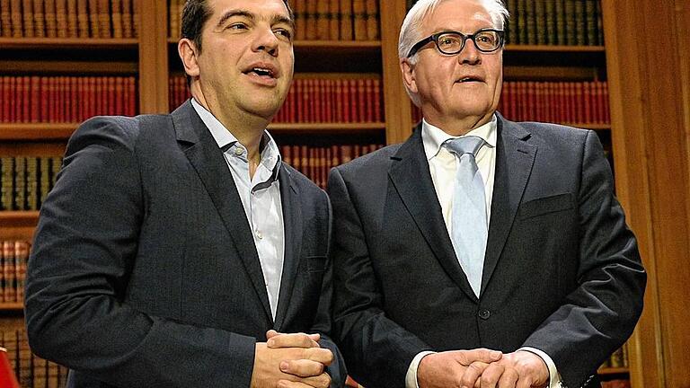 GREECE-GERMANY-POLITICS-DIPLOMACY       -  Gespräche in Athen: Bei seinem Griechenlandbesuch sprach Außenminister Frank-Walter Steinmeier (rechts) mit Ministerpräsident Alexis Tsipras auch über die Flüchtlingskrise in Europa.