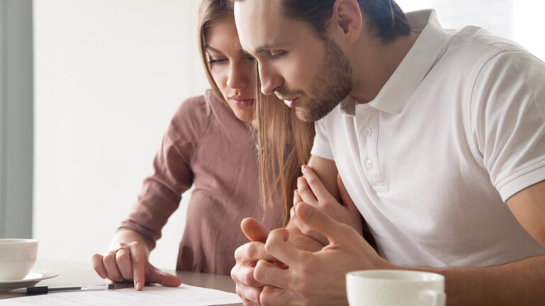 Formalitäten nach der Hochzeit       -  Auch nach dem Ja-Wort ist noch einiges zu organisieren: Verheiratete Paare sollten unter anderem daran denken, Verträge und Anschriften zu aktualisieren.