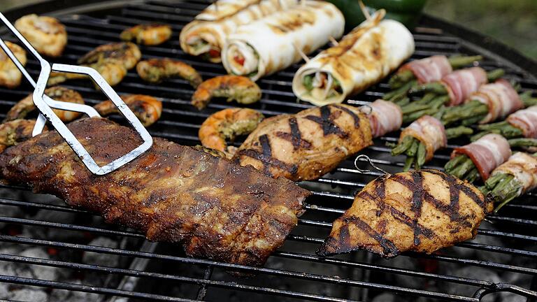 Die Ausgangssperre ist vorbei. Aber darf man nun wieder auf den öffentlichen Grillplätzen grillen? Und wie lauten die Regeln im eigenen Garten? Die Ausgangssperre ist vorbei. Aber darf man nun wieder auf den öffentlichen Grillplätzen grillen? Und wie lauten die Regeln im eigenen Garten?