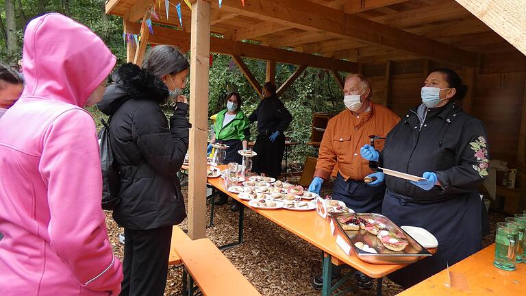 Neben der großen Freifläche gibt es auch einen Unterstand, der bei Regen die Schüler schützen soll. Zur Eröffnungsfeier wurde hier das Essen serviert. Neben der großen Freifläche gibt es auch einen Unterstand, der bei Regen die Schüler schützen soll. Zur Eröffnungsfeier wurde hier das Essen serviert.