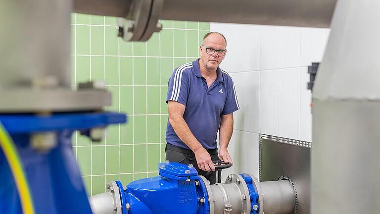 Er muss dafür sorgen, dass das Trinkwasser nicht ausgeht: Wassermeister Michael Müller. Er muss dafür sorgen, dass das Trinkwasser nicht ausgeht: Wassermeister Michael Müller.