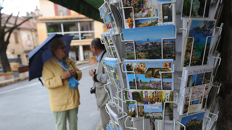 postkarten.jpeg       -  Mit den schönsten Grüßen: Auch in diesem Jahr werden Urlauber wieder Millionen Postkarten in alle Welt schicken.