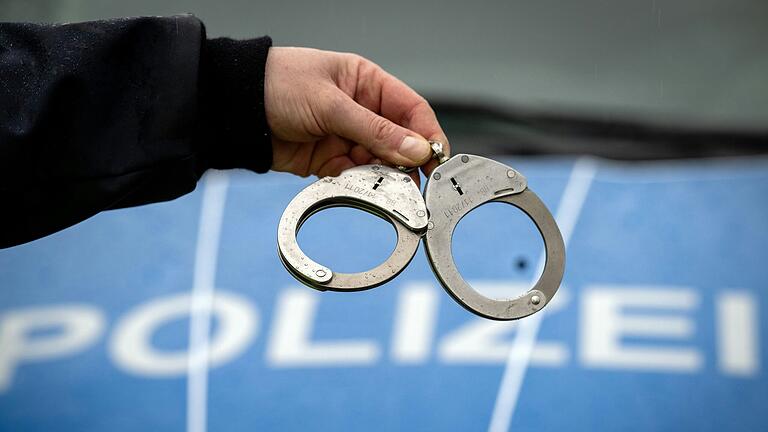 Die Polizei Haßfurt nahm am Mittwoch einen 18-Jährigen fest, der nun in Untersuchungshaft sitzt. Er soll bei einem Drogengeschäft eine Schusswaffe abgefeuert haben. Die Polizei Haßfurt nahm am Mittwoch einen 18-Jährigen fest, der nun in Untersuchungshaft sitzt. Er soll bei einem Drogengeschäft eine Schusswaffe abgefeuert haben.