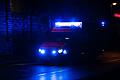 Rettungswagen im Einsatz - Symbolbild       -  Einen heftigen Autounfall hatte ein 25-Jähriger, der nicht mal einen Führerschein besitzt. (Symbolbild)