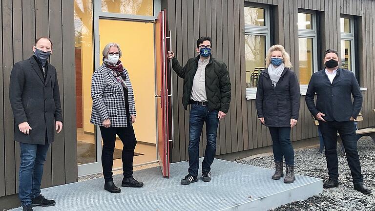 Über die offizielle Eröffnung des Anbaus an die Sulzfelder Grundschule für die Offene Ganztagsbetreuung freuen sich (von links) Kitzingens Oberbürgermeister Stefan Güntner, Fördervereins-Vorsitzende der St. Hedwig-Grundschule, Astrid Glos, Architekt Friedrich Staib, Ganztagsbetreuungsleiterin Heike Thomaier und Sulzfelds Bürgermeister Matthias Dusel.