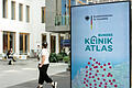 Pressekonferenz zur Vorstellung des Gesundheitsatlas.jpeg       -  Pressekonferenz zur Vorstellung des Gesundheitsatlas 17.05.2024, Berlin: Ein Display im Foyer der Bundespressekonferenz zeigt den neu online geschalteten Bundes-Klinik-Atlas. Der Atlas wurde von Bundesgesundheitsminister Lauterbach während einer Pressekonferenz vorgestellt. Foto: Soeren Stache/dpa +++ dpa-Bildfunk +++
