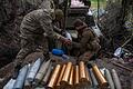 Ukraine-Krieg - Tschassiw Jar       -  Ukrainische Soldaten bereiten Haubitzengranaten in vor. Die EU hat rund 1,4 Milliarden Euro für Militärhilfen für die Ukraine auf den Weg gebracht.