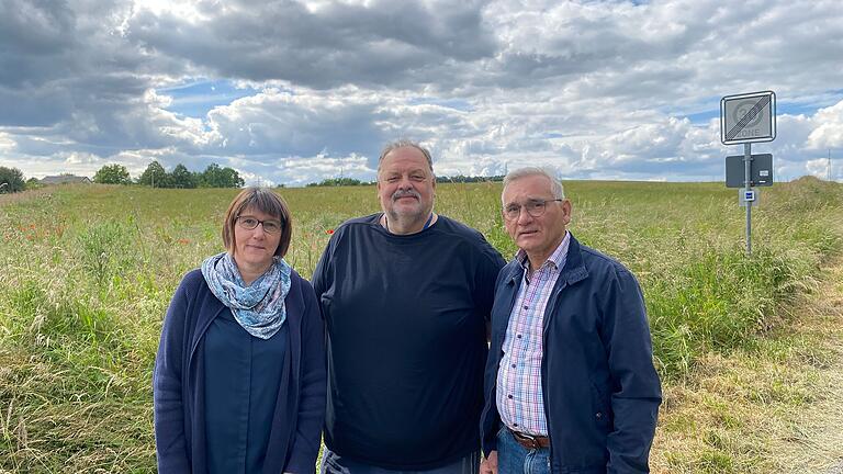 Sie haben das Bürgerbegehren gegen den geplanten Edeka-Markt mit Tankstelle in Uettingen ins Leben gerufen (von links): Sandra Meckelein, Peter Schleßmann und Georg Behon stehen vor dem Areal, das die Gemeinde für das Projekt verkaufen möchte. Sie haben das Bürgerbegehren gegen den geplanten Edeka-Markt mit Tankstelle in Uettingen ins Leben gerufen (von links): Sandra Meckelein, Peter Schleßmann und Georg Behon stehen vor dem Areal, das die Gemeinde für das Projekt verkaufen möchte.