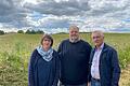 Sie haben das Bürgerbegehren gegen den geplanten Edeka-Markt mit Tankstelle in Uettingen ins Leben gerufen (von links): Sandra Meckelein, Peter Schleßmann und Georg Behon stehen vor dem Areal, das die Gemeinde für das Projekt verkaufen möchte.