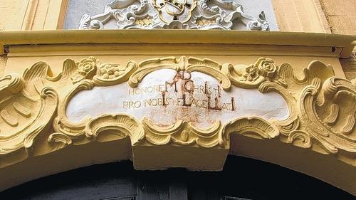 Der lateinischen Inschrift über dem Portal hat Gelchsheimer Friedhofskapelle ihren volkstümlichen Namen &bdquo;zum Gegeißelten Heiland&ldquo; zu verdanken. Eigentlich ist sie dem heiligen Nepomuk geweiht.