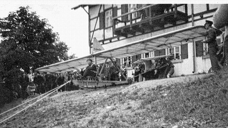 Segelflug-Start an der Waldesruh: Zahlreiche neugierige Zuschauer beobachten den Start eines Schulgleiters. Der Mann am Steuerknüppel könnte Robert Wagner sein.