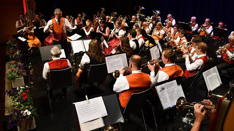 Ein Bühne voller Musiker, eine Stadthalle voller begeisterter Liebhaber der böhmischen Blasmusik. Mit einer zweiten Auflage des Gemeinschaftskonzerts der Kapellen aus Brendlorenzen und Löhrieth spielten sich die Musiker unter der Leitung von Jürgen Weyer in die Herzen ihrer Fans. Ein Bühne voller Musiker, eine Stadthalle voller begeisterter Liebhaber der böhmischen Blasmusik. Mit einer zweiten Auflage des Gemeinschaftskonzerts der Kapellen aus Brendlorenzen und Löhrieth spielten sich die Musiker unter der Leitung von Jürgen Weyer in die Herzen ihrer Fans.