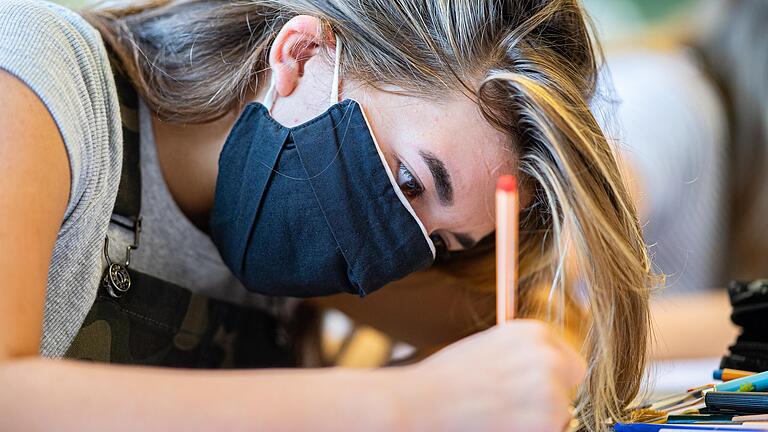 Symboldbild Schule und Corona (hier ohne die in Bayern vorgeschriebene FFP2-Maske).