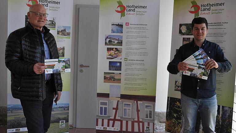 Hofheims Bürgermeister Wolfgang Borst (links) und Allianzmanager Philipp Lurz präsentierten am Montag im Bürgerzentrum in Hofheim die Postkarte, die allen Bürgern der Hofheimer Allianz zugestellt wird. Hofheims Bürgermeister Wolfgang Borst (links) und Allianzmanager Philipp Lurz präsentierten am Montag im Bürgerzentrum in Hofheim die Postkarte, die allen Bürgern der Hofheimer Allianz zugestellt wird.