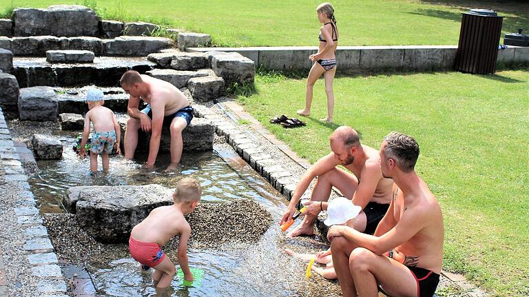 Ein eigens angelegter Bachlauf gefällt vor allem den Kleinkindern im Ebracher Schwimmbad. Ein eigens angelegter Bachlauf gefällt vor allem den Kleinkindern im Ebracher Schwimmbad.