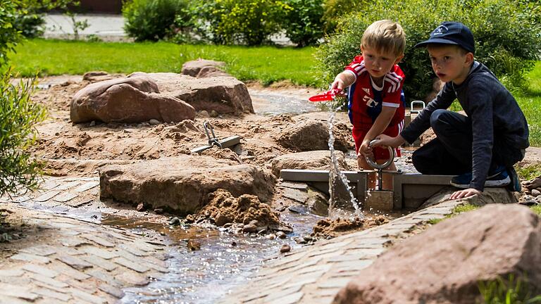 Im Landkreis Main-Spessart gibt es viele schöne Spielplätze mit unterschiedlichen Schwerpunkten. Da lohnt sich eine kleine Radtour in den Nachbarort oder eine etwas weitere Ausflugsfahrt. Das Foto entstand auf dem Mehrgenerationen-Spielplatz in Marktheidenfeld.