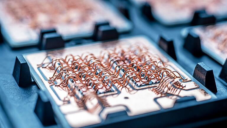 Deutscher Zukunftspreis - Team 3 - Energiesparchip - Ein Energiesparchip aus Siliziumkarbid mit neuartiger Kupferkontaktierung soll die Energiewende unterstützen. (Handoutfoto) Deutscher Zukunftspreis - Team 3 - Energiesparchip - Ein Energiesparchip aus Siliziumkarbid mit neuartiger Kupferkontaktierung soll die Energiewende unterstützen. (Handoutfoto)
