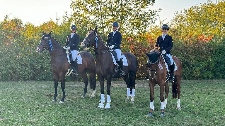 Das Foto zeigt (von links) die beiden viertplatzierten Nadine Kraft mit Pferd Benochio und Marie Bauer mit Daiquiri sowie die zweitplatzierte Ann-Kathrin Henig auf Donatello G.